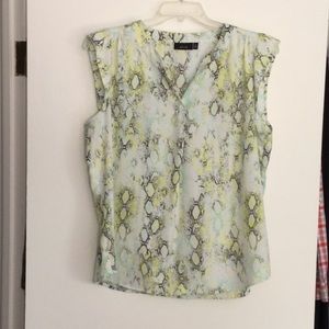 Flutter sleeve top in green